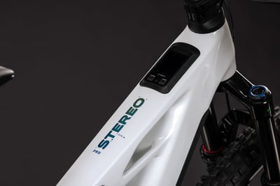 Detail eines E-Mountainbikes mit STEREO-Schriftzug und Bosch-Display.