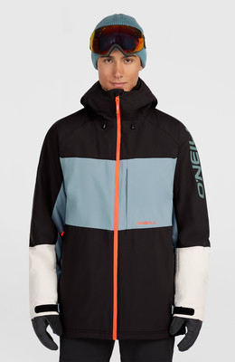 Ein Mann in einer stylischen Skijacke mit Kapuze und Skibrille auf der Mütze. Ein Mann in einer stylischen Skijacke mit Kapuze und Skibrille auf der Mütze.