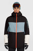 Ein Mann in einer stylischen Skijacke mit Kapuze und Skibrille auf der Mütze.