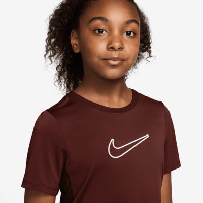 Mädchen in dunkelrotem Nike-T-Shirt mit weißem Logo. Mädchen in dunkelrotem Nike-T-Shirt mit weißem Logo.