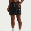 Mann in schwarzen Laufshorts mit Nike-Logo und weißem Streifen.