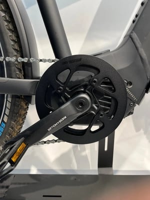Nahaufnahme der Kurbel und Kette eines Riese & Müller E-Bikes.