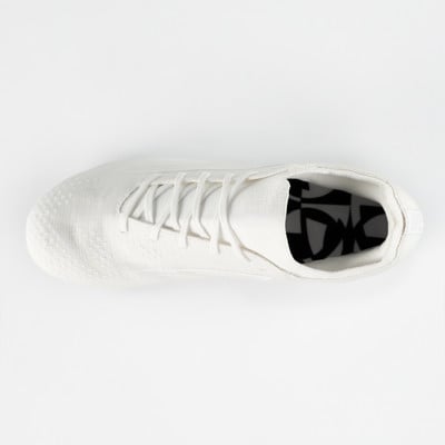 Weißer Sportschuh mit schwarzem Muster innen und weißen Schnürsenkeln. Weißer Sportschuh mit schwarzem Muster innen und weißen Schnürsenkeln.