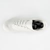 Weißer Sportschuh mit schwarzem Muster innen und weißen Schnürsenkeln.