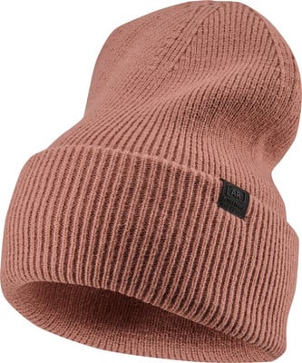 Eine rosa Strickmütze mit schwarzem AR-Logo-Patch. Eine rosa Strickmütze mit schwarzem AR-Logo-Patch.