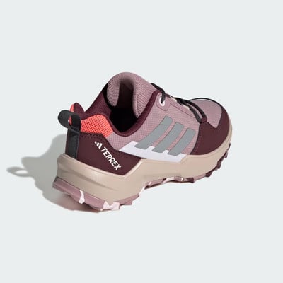 Dámská treková obuv Adidas Terrex v růžových a vínových odstínech. Dámská treková obuv Adidas Terrex v růžových a vínových odstínech.