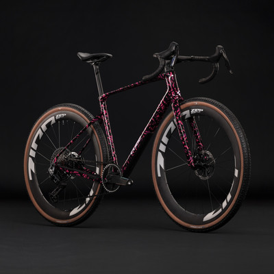 Stilvolles Gravelbike mit pinkem Muster auf schwarzem Rahmen und schwarzen Rädern. Stilvolles Gravelbike mit pinkem Muster auf schwarzem Rahmen und schwarzen Rädern.