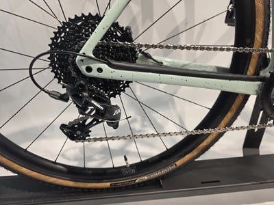 Detail des SRAM-Schaltwerks an einem hellgrünen Fahrrad. Detail des SRAM-Schaltwerks an einem hellgrünen Fahrrad.