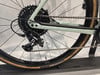 Detail des SRAM-Schaltwerks an einem hellgrünen Fahrrad.