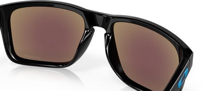 Schwarze Sonnenbrille mit braunen Gläsern und blauem Detail. Schwarze Sonnenbrille mit braunen Gläsern und blauem Detail.