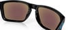 Schwarze Sonnenbrille mit braunen Gläsern und blauem Detail.