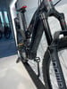 Schwarzes E-Bike mit Federung und Rock Shox Logo auf der Gabel.