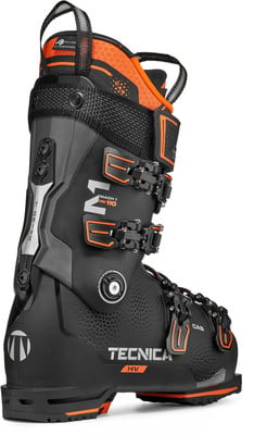 Schwarzer Skischuh mit orangefarbenen Details und Tecnica-Logo. Schwarzer Skischuh mit orangefarbenen Details und Tecnica-Logo.
