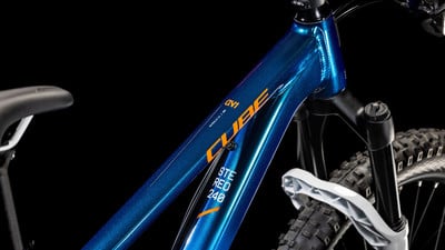 Blaues Cube Stereo Mountainbike mit orangefarbenem Schriftzug.