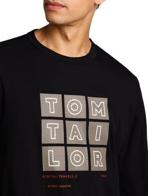 Fekete póló TOM TAILOR logóval négyzetekben. Fekete póló TOM TAILOR logóval négyzetekben.