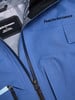 Detail einer blauen Peak Performance Jacke mit Logo und Reißverschluss.