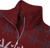 Detail des Kragenrands und Reißverschlusses an einer dunkelroten Jacke mit Muster.