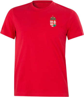 Piros póló magyar címerrel a mellkasán.