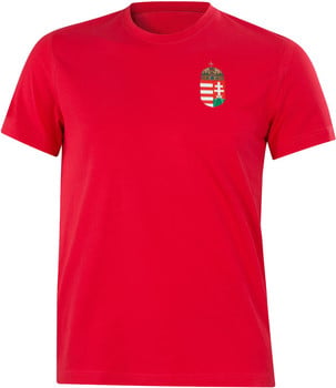 Piros póló magyar címerrel a mellkasán.