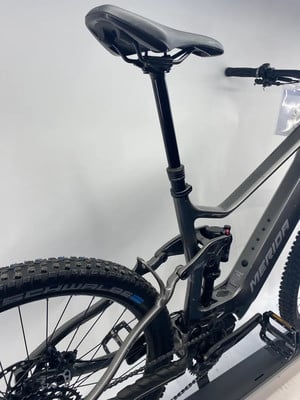 Detail eines Merida E-Mountainbikes mit Federung und Schwalbe-Reifen. Detail eines Merida E-Mountainbikes mit Federung und Schwalbe-Reifen.