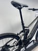 Detail eines Merida E-Mountainbikes mit Federung und Schwalbe-Reifen.