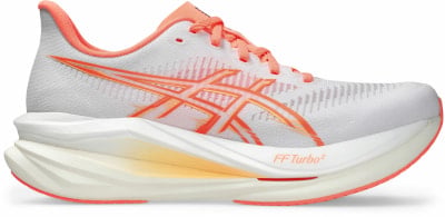 Weiße Laufschuhe mit orangefarbenen Details und Markenlogo. Weiße Laufschuhe mit orangefarbenen Details und Markenlogo.