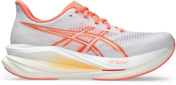 Weiße Laufschuhe mit orangefarbenen Details und Markenlogo.
