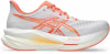 Weiße Laufschuhe mit orangefarbenen Details und Markenlogo.