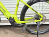 Grünes E-Bike mit Bosch-Antrieb und Scheibenbremsen.