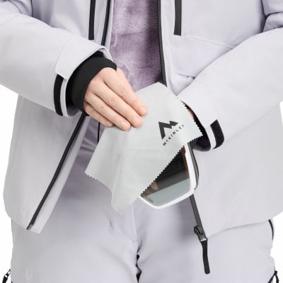 Nahaufnahme einer Person, die Skibrille mit McKinley-Tuch reinigt. Nahaufnahme einer Person, die Skibrille mit McKinley-Tuch reinigt.