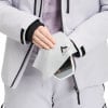 Nahaufnahme einer Person, die Skibrille mit McKinley-Tuch reinigt.