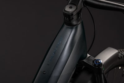 Rahmendetail eines Fahrrads mit REACTION-Logo und Federgabel.