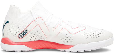 Weißer Fußballschuh mit rosa und dunkelblauen Akzenten und Puma-Logo. Weißer Fußballschuh mit rosa und dunkelblauen Akzenten und Puma-Logo.