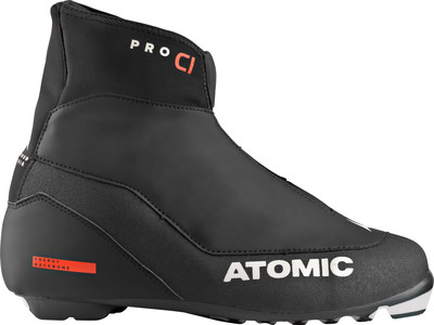 Schwarzer Atomic Langlaufschuh mit PRO CI Schriftzug und Atomic Logo.