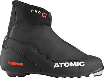 Schwarzer Atomic Langlaufschuh mit PRO CI Schriftzug und Atomic Logo.