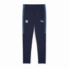Dunkelblaue Hose mit weißem Schriftzug 'IN' und blauem Streifen