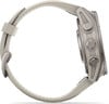 Elegante Sportuhr mit beigefarbenem Armband und silbernem Zifferblatt.