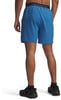 Mann in blauer Hose und schwarzen Sneakers, Rückansicht.
