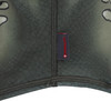 Grüner Stoff mit Camouflage-Muster und kleinem rotem Primaloft-Patch.