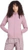 Frau mit lockigem Haar in einer rosa Kapuzenjacke und gemusterten Hose.