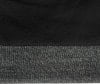 Textur eines schwarzen Stoffes über einem grauen Strickstoff.