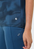 Detailaufnahme von blauer Sportbekleidung mit Markenlogo.