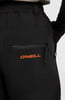Schwarze Hose mit orangefarbenem O'Neill-Logo und Reißverschlusstasche.