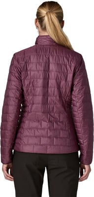 Frau in gesteppter weinroter Jacke mit Pferdeschwanz, Rücken sichtbar. Frau in gesteppter weinroter Jacke mit Pferdeschwanz, Rücken sichtbar.