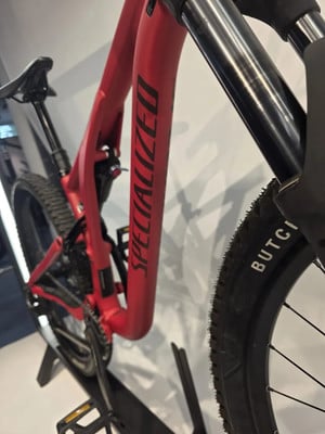 Ein rotes Specialized Mountainbike mit schwarzem Schriftzug auf dem Rahmen. Ein rotes Specialized Mountainbike mit schwarzem Schriftzug auf dem Rahmen.