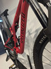 Ein rotes Specialized Mountainbike mit schwarzem Schriftzug auf dem Rahmen.
