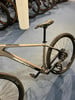 Graues Mountainbike mit Genesis-Aufschrift und Schwalbe-Marke auf dem Reifen.