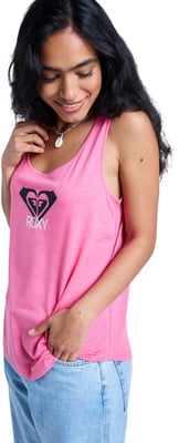 Junge Frau in pinkfarbenem Roxy-Tanktop und Jeans. Junge Frau in pinkfarbenem Roxy-Tanktop und Jeans.