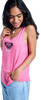 Junge Frau in pinkfarbenem Roxy-Tanktop und Jeans.