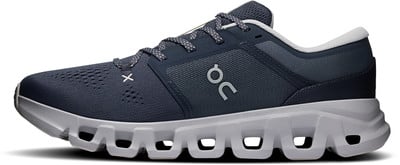 Dunkelblauer Laufschuh mit weißer Sohle und OC-Logo.